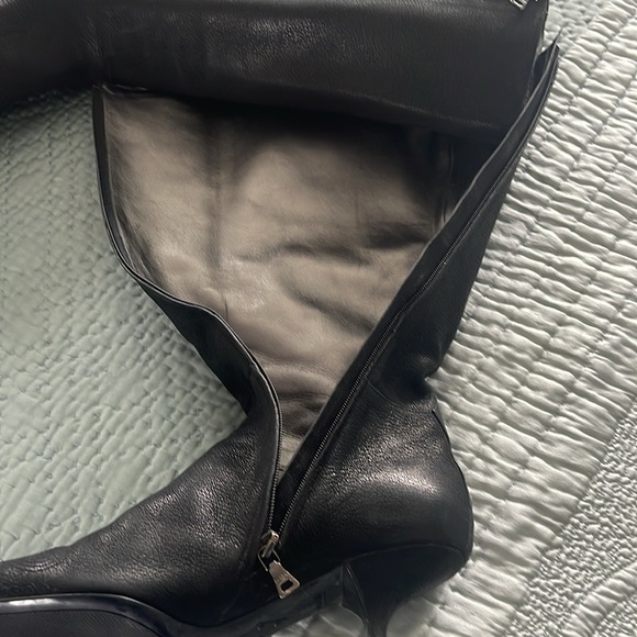 Very attractive looking Prada black boots size 38. Notice design in leather. - Picture 13 of 13